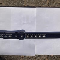 289092832_1180208629427679_7203298613470943762_n Kahekordsest musta värvi naturaalsest nahast X neetidega kaelarihm pikkusega  40 cm.