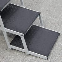 trepp2 Alumiiniumkarkassil trepp kandevõimega kuni 90 kg., kõrgus trepil 45-59 cm.