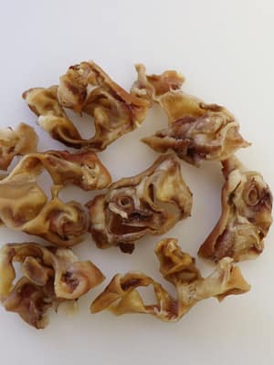 4741379501083.jpg Tessa kuivatatud sea sisekõrvad koertele 100 gr. (Eesti toode!)