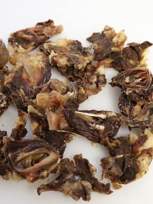 4741379501090.jpg Kuivatatud seakõritükid koertele 150 gr. (Eesti toode!)