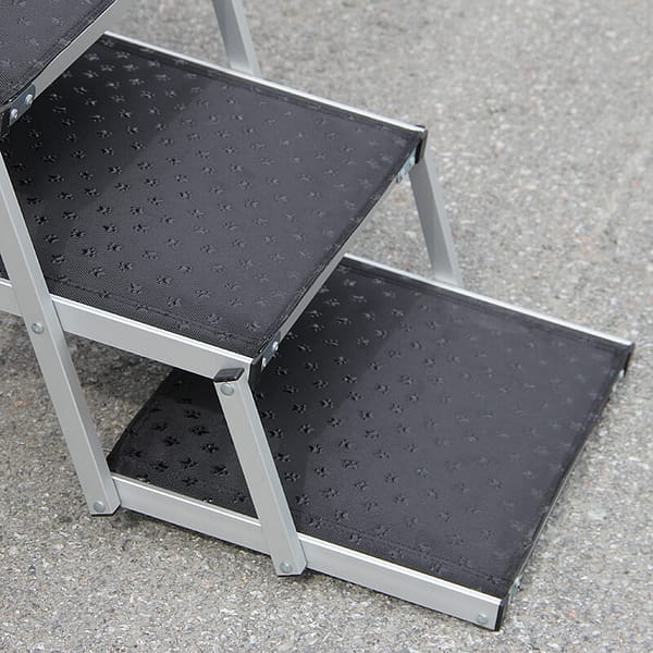 trepp2 Alumiiniumkarkassil trepp kandevõimega kuni 90 kg., kõrgus trepil 45-59 cm.